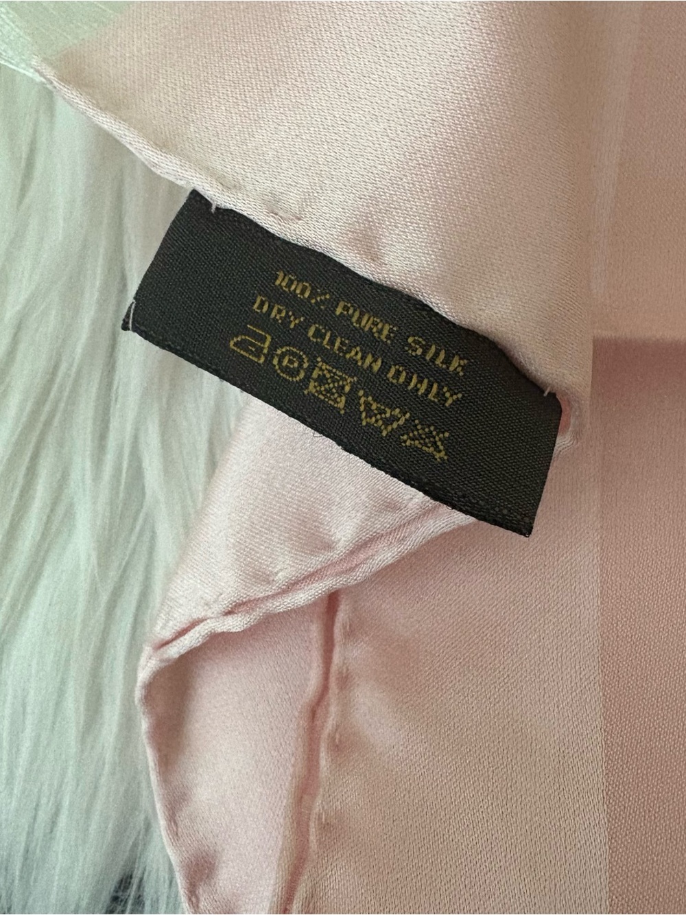 Authentic 2005 Louis Vuitton Pink “Rose” Echarpe Capri Silk Oblong 45” Scarf - Picture 3 of 7